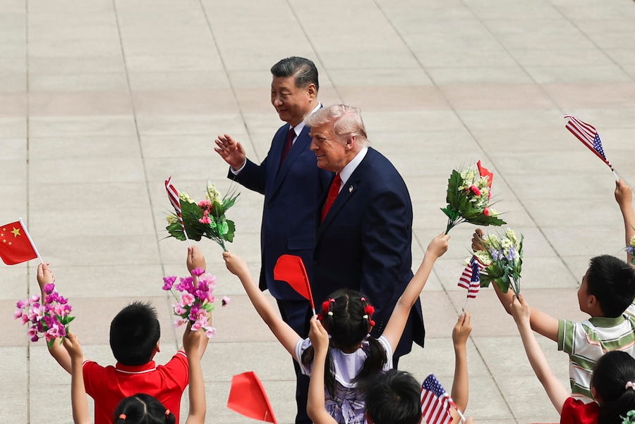 Alcuni bambini sventolano bandiere cinesi e statunitensi mentre il presidente degli Stati Uniti Donald Trump partecipa a una cerimonia di benvenuto insieme al presidente cinese Xi Jinping presso la Grande Sala del Popolo a Pechino, in Cina, il 14 maggio 2026. (EPA)