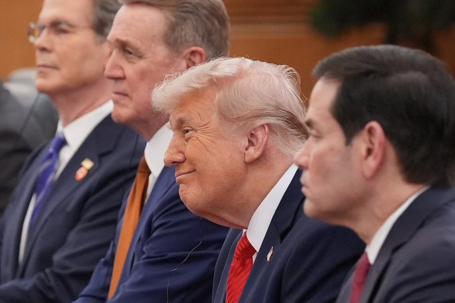 Il presidente Donald Trump ascolta durante un incontro con il presidente cinese Xi Jinping alla Grande Sala del Popolo, giovedì 14 maggio 2026, a Pechino, insieme al segretario al Tesoro Scott Bessent, all'ambasciatore statunitense in Cina David Perdue e al segretario di Stato Marco Rubio. (APN)