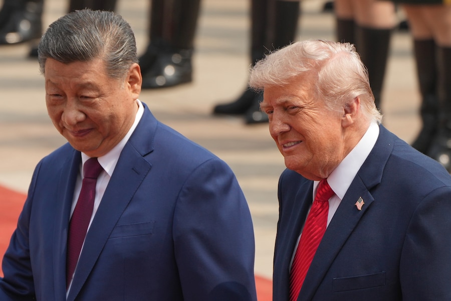 Il presidente Donald Trump partecipa a una cerimonia di benvenuto insieme al presidente cinese Xi Jinping presso la Grande Sala del Popolo, giovedì 14 maggio 2026, a Pechino. (APN)