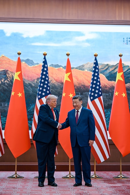 Il presidente cinese Xi Jinping, a destra, stringe la mano al presidente degli Stati Uniti Donald Trump nella Grande Sala del Popolo a Pechino, giovedì 14 maggio 2026. (APN)