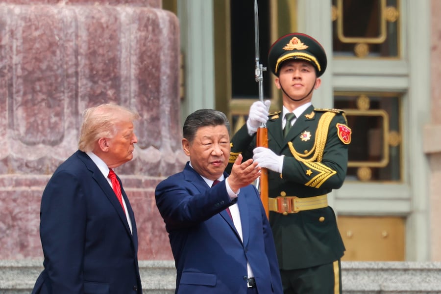 Il presidente cinese Xi Jinping, al centro, partecipa a una cerimonia di benvenuto insieme al presidente statunitense Donald Trump, a sinistra, presso la Grande Sala del Popolo a Pechino, giovedì 14 maggio 2026. (APN)