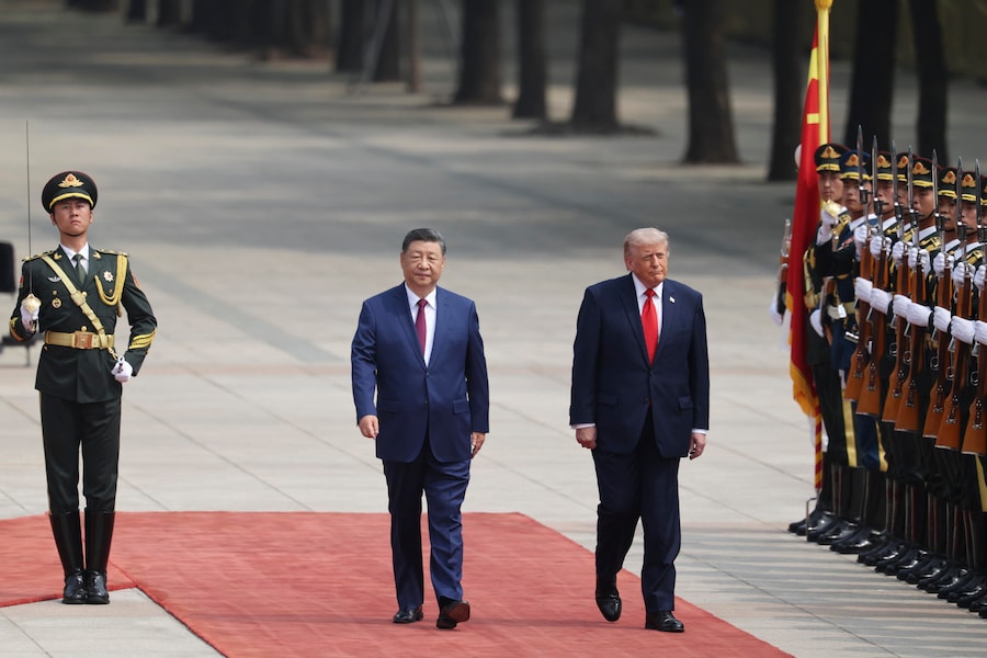 Il presidente cinese Xi Jinping passa in rassegna la guardia d'onore insieme al presidente statunitense Donald Trump durante una cerimonia di benvenuto alla Grande Sala del Popolo a Pechino, in Cina, il 14 maggio 2026. (EPA)