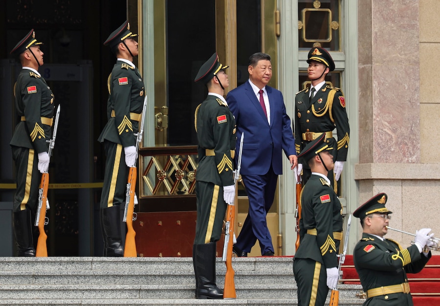 Il presidente cinese Xi Jinping passa davanti ai membri della guardia d'onore al suo arrivo alla cerimonia di benvenuto per il presidente degli Stati Uniti Donald Trump presso la Grande Sala del Popolo a Pechino, in Cina, il 14 maggio 2026. (EPA)