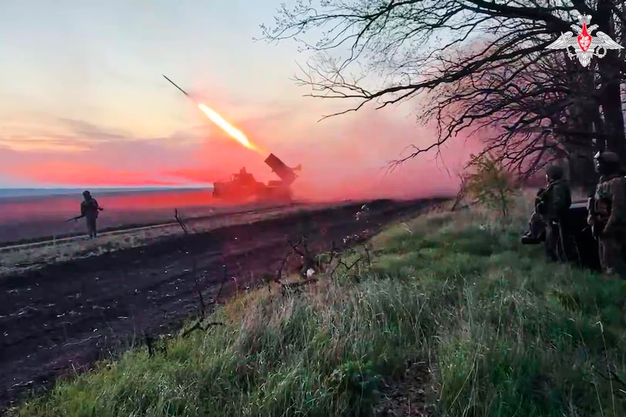 Un lanciarazzi multiplo semovente russo spara contro posizioni ucraine in una località non specificata in Ucraina. (Servizio Stampa del Ministero della Difesa russo tramite AP) (APN)