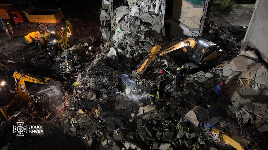Vigili del fuoco al lavoro presso il sito del condominio danneggiato durante l’attacco missilistico e con droni russo di ieri a Kiev, Ucraina (via REUTERS)