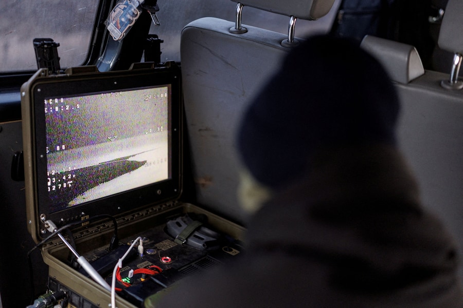 Membri di un’unità di difesa aerea del 420° Battaglione Sistemi Senza Pilota di Khort volano con un drone intercettore P1-Sun FPV durante il loro turno di combattimento, nel contesto dell’attacco russo all’Ucraina, nella regione di Kharkiv, Ucraina (REUTERS)