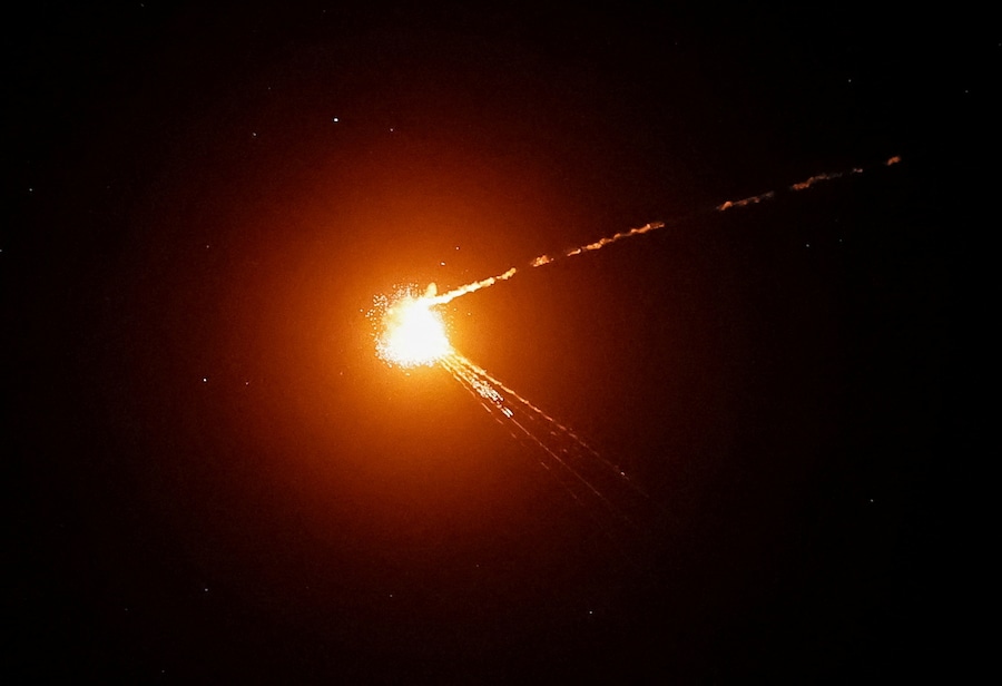 Militari ucraini colpiscono un missile russo durante un attacco missilistico e con droni da parte della Russia a Kiev (REUTERS)