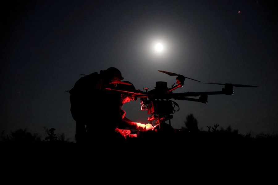 Militari della 24ª Brigata Meccanizzata intitolata a Re Danilo delle Forze Armate ucraine preparano un drone da combattimento pesante Kazhan prima di farlo volare sopra le posizioni delle truppe russe vicino alla città di prima linea di Chasiv Yar nella regione di Donetsk, Ucraina (via REUTERS)
