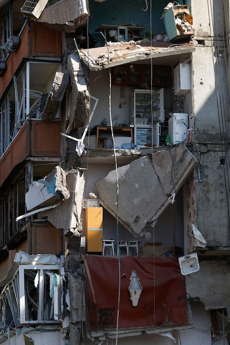 Danni a un condominio colpito durante gli attacchi missilistici e con droni russi a Kiev (REUTERS)