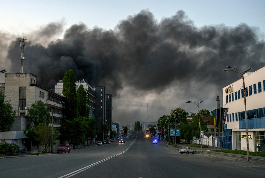 Il fumo si alza da una strada dopo un attacco russo a Kiev (EPA)