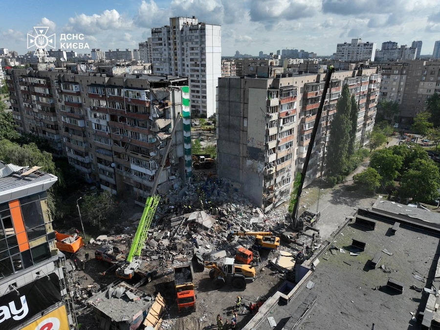 Vigili del fuoco lavorano sul luogo dell’incendio di un condominio danneggiato durante un attacco missilistico e con droni russi a Kiev (via REUTERS)