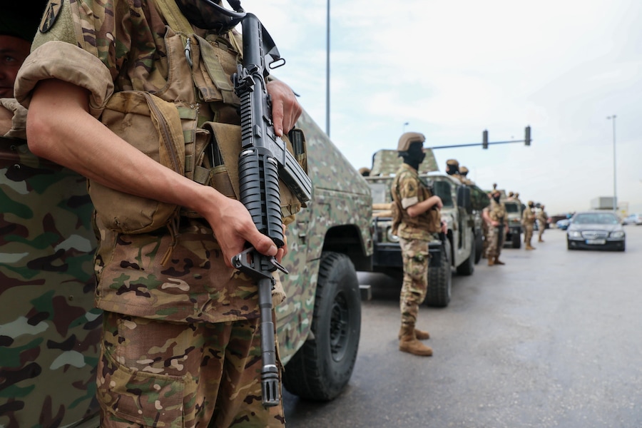 Soldati dell'esercito libanese presidiano un posto di blocco a Beirut, in Libano, il 14 maggio 2026. (EPA)