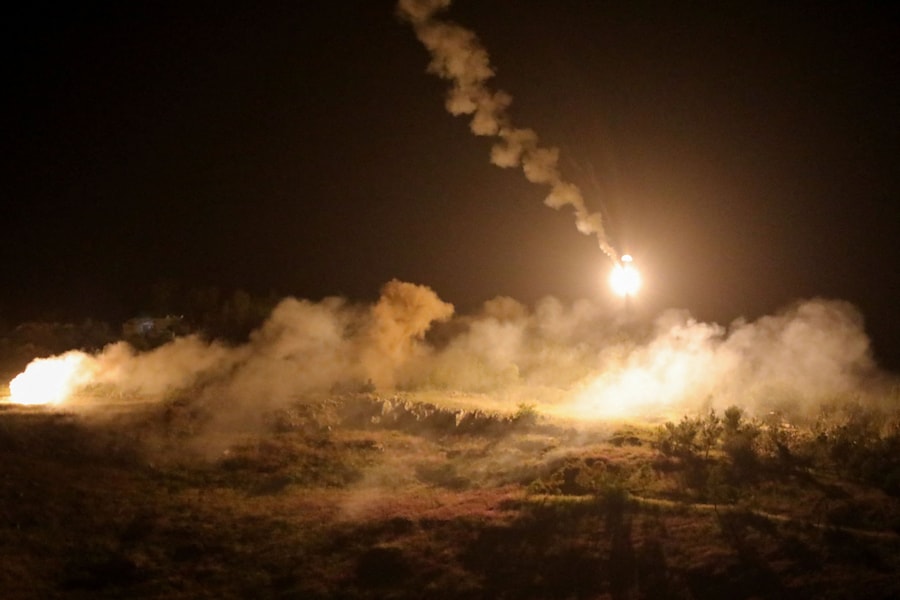 Razzi di segnalazione lanciati dalle forze israeliane ad Arnoun, visti da Marjayoun, in Libano, il 14 maggio 2026. (REUTERS)