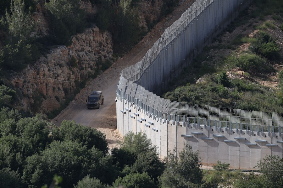Un veicolo militare israeliano al confine tra Israele e Libano, nel nord di Israele, il 14 maggio 2026. (REUTERS)
