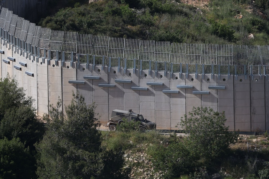 Un veicolo militare israeliano al confine tra Israele e Libano, nel nord di Israele, 14 maggio 2026. (REUTERS)