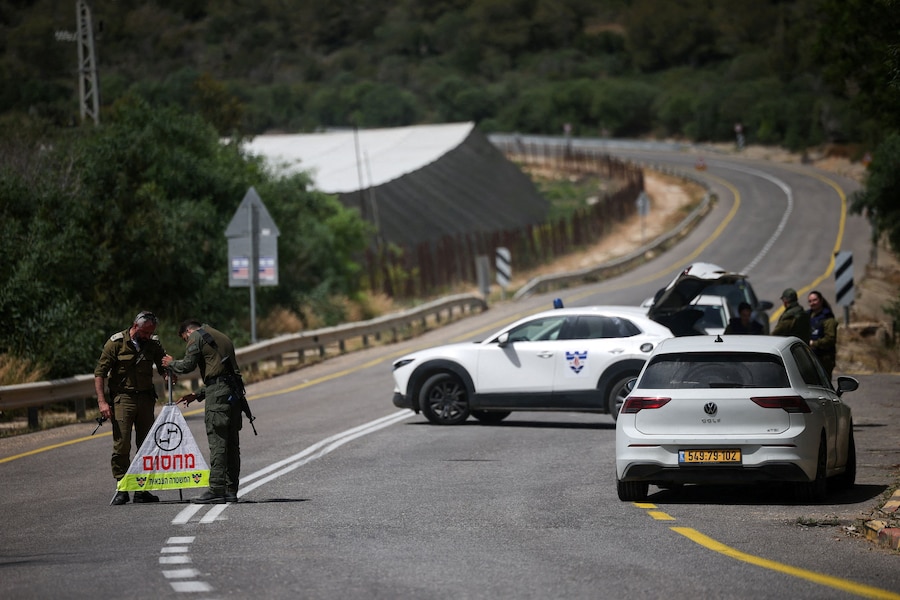 Il 14 maggio 2026, alcuni soldati hanno istituito un posto di blocco sulla strada che porta alla località turistica di Rosh HaNikra, nel nord di Israele, in seguito a un attacco con droni sferrato dal Libano che, secondo l'esercito israeliano, ha ferito tre civili israeliani. (REUTERS)