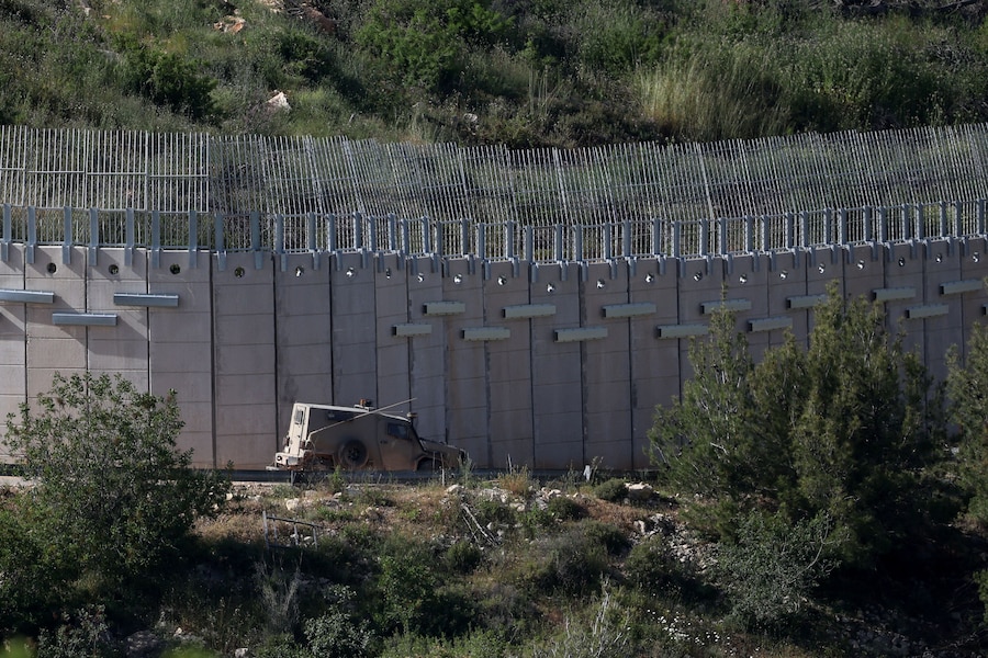 Un veicolo militare israeliano al confine tra Israele e Libano, nel nord di Israele, 14 maggio 2026. (REUTERS)
