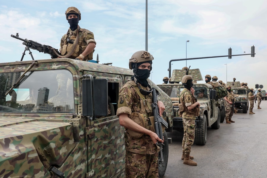 Soldati dell’esercito libanese presidiano un posto di blocco a Beirut, in Libano, il 14 maggio 2026. Le autorità libanesi hanno annunciato che le Forze di Sicurezza Interna (ISF) e l’esercito libanese sono state mobilitate nell’ambito di misure di sicurezza rafforzate volte a garantire la stabilità e a proteggere le comunità sfollate a seguito di un’ondata di sfollamenti interni. Secondo l’Unità di gestione delle catastrofi del governo libanese, al 14 maggio 2026, più di 33.125 famiglie sono state sfollate internamente in centri di accoglienza collettivi in tutto il Libano. (EPA)