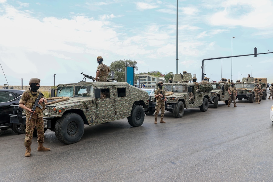 Soldati dell’esercito libanese presidiano un posto di blocco a Beirut, in Libano, il 14 maggio 2026. (EPA)