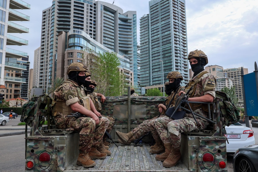 Soldati dell'esercito libanese presidiano un posto di blocco a Beirut, in Libano, il 14 maggio 2026. Le autorità libanesi hanno annunciato che le Forze di Sicurezza Interna (ISF) e l'esercito libanese sono state mobilitate nell'ambito di misure di sicurezza rafforzate volte a garantire la stabilità e a proteggere le comunità sfollate a seguito di un'ondata di sfollamenti interni. Secondo l'Unità di gestione delle catastrofi del governo libanese, al 14 maggio 2026, più di 33.125 famiglie sono state sfollate internamente in centri di accoglienza collettivi in tutto il Libano. (EPA)