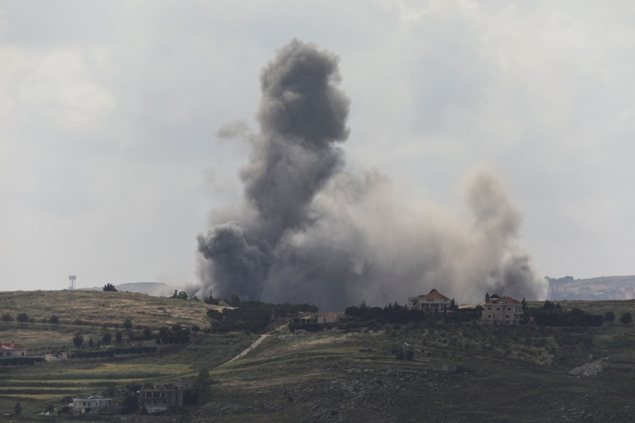 Una densa colonna di fumo si leva dal Libano meridionale in seguito a un attacco israeliano, come si vede da Marjeyoun, Libano (REUTERS)