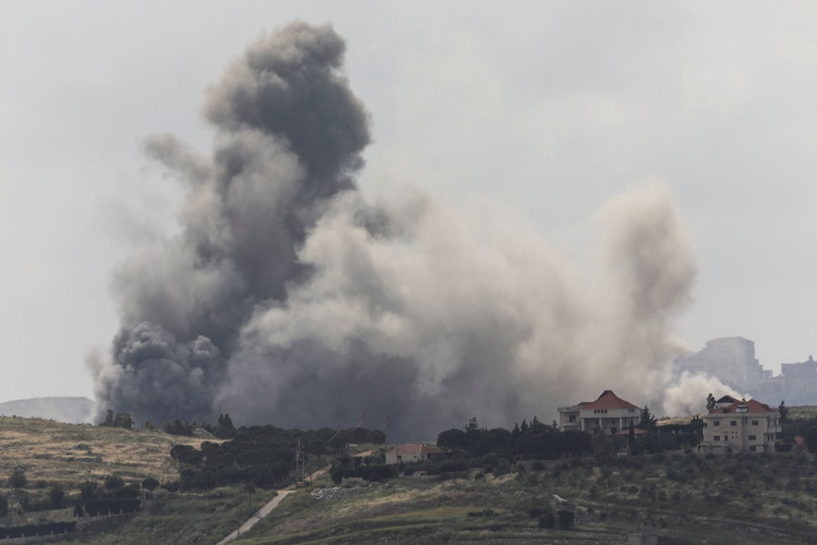 Una densa colonna di fumo si leva dal Libano meridionale in seguito a un attacco israeliano, come si vede da Marjeyoun, Libano (REUTERS)