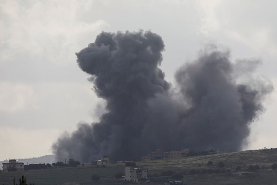 Una densa colonna di fumo si leva dal Libano meridionale in seguito a un attacco israeliano, come si vede da Marjeyoun, Libano (REUTERS)