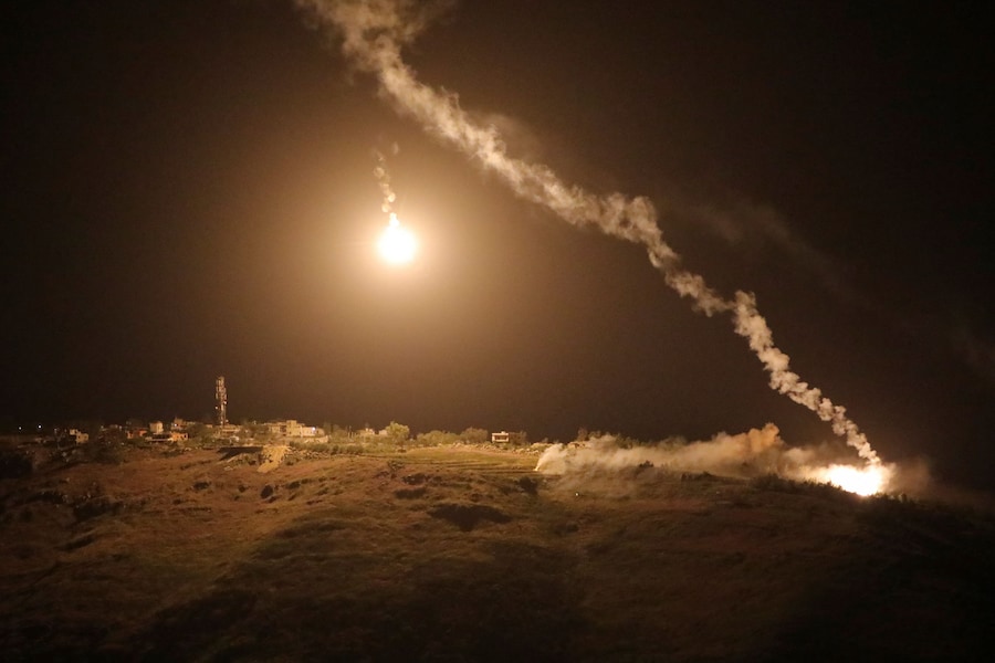 Le forze israeliane sparano razzi illuminanti ad Arnoun, come si vede da Marjayoun, in Libano (REUTERS)
