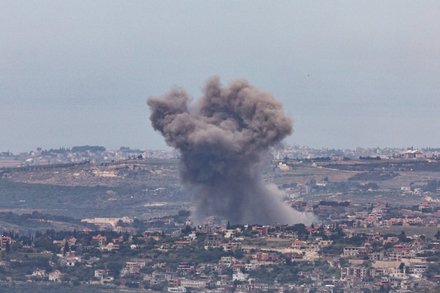 l fumo si alza a seguito di un attacco israeliano su un villaggio del Libano meridionale, visto dall’Alta Galilea, al confine tra Israele e Libano (EPA)