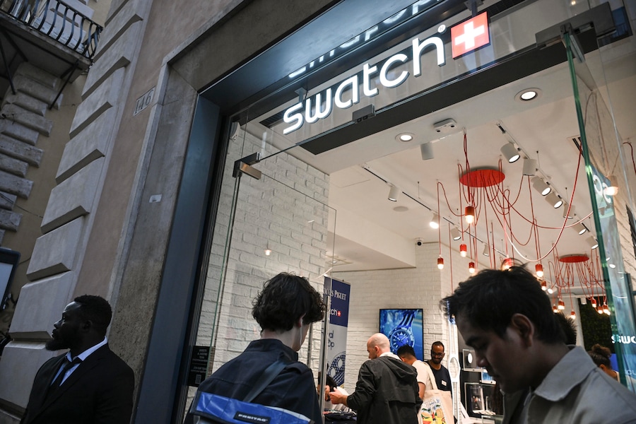 La fila di persone accampate davanti al negozio della Swatch di via del Corso per l'uscita domani mattina del nuovo orologio Royal Pop realizzato in collaborazione tra Audemars Piguet e Swatch, Roma (ANSA)