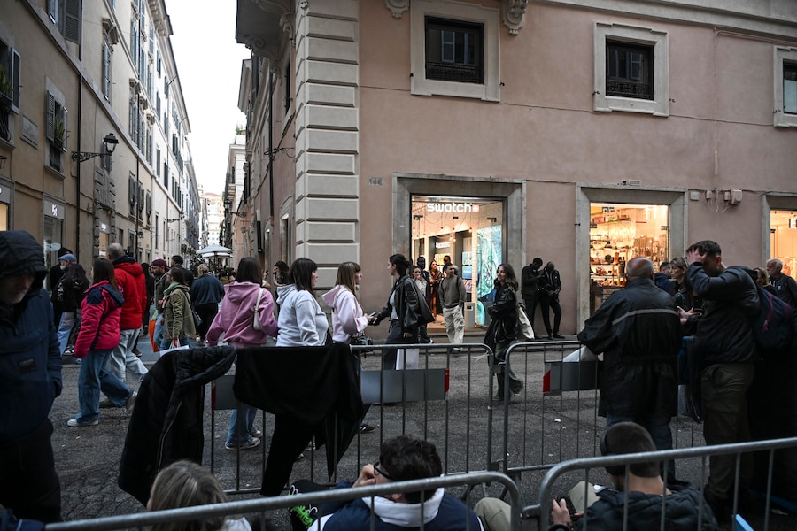 La fila di persone accampate davanti al negozio della Swatch di via del Corso per l'uscita domani mattina del nuovo orologio Royal Pop realizzato in collaborazione tra Audemars Piguet e Swatch, Roma (ANSA)