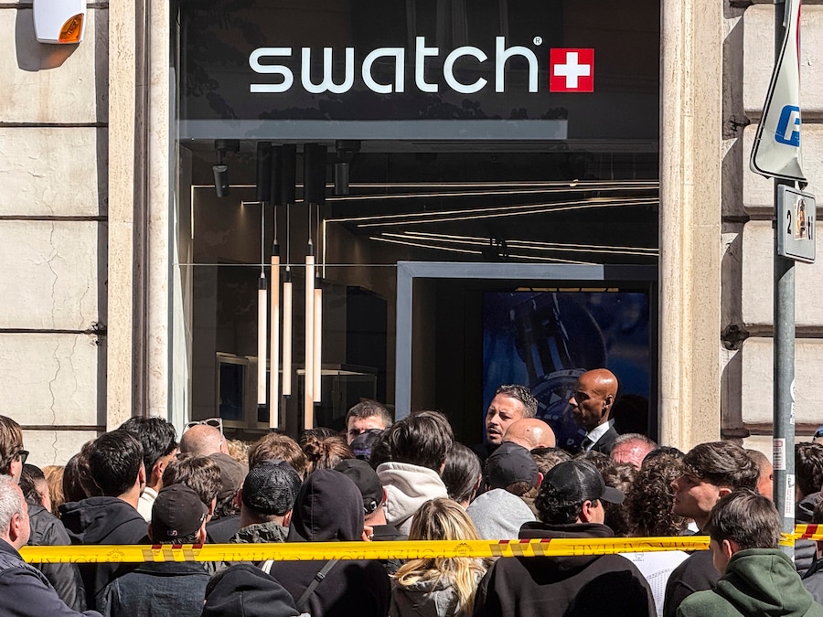 La fila davanti al negozio della Swatch di via Cola di Rienzo per l'uscita del nuovo orologio Royal Pop, realizzato in collaborazione tra Audemars Piguet e Swatch, Roma (ANSA)