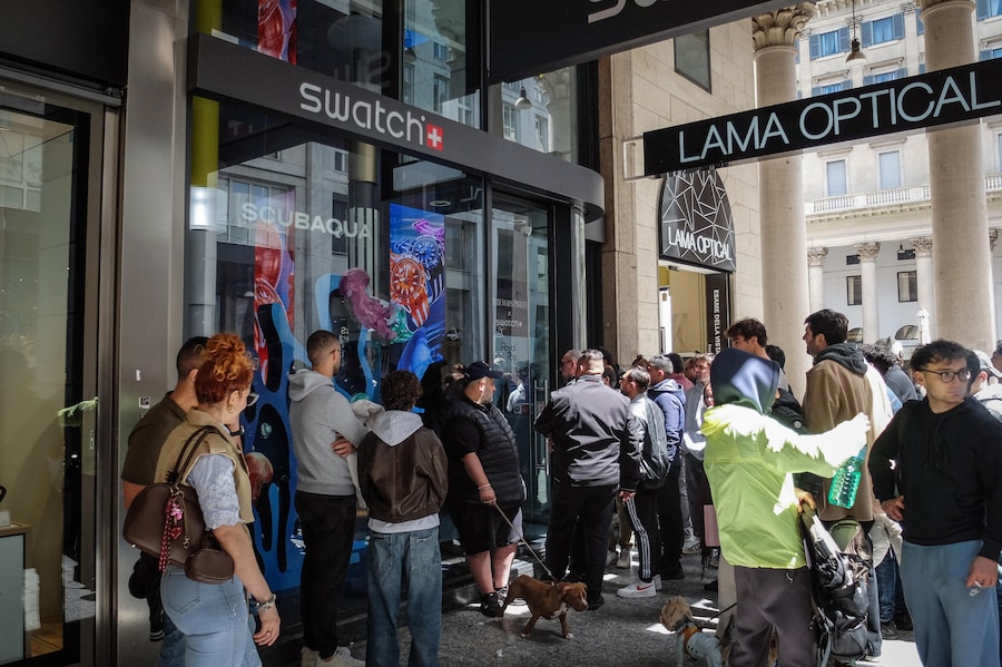 Ressa davanti al negozio Swatch di corso Vittorio Emanuele a Milano (ANSA)