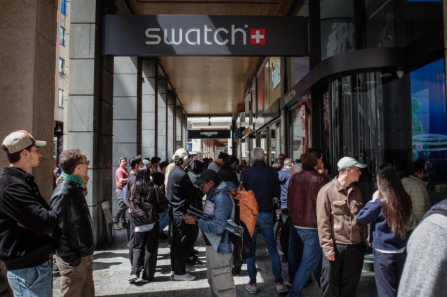 Ressa davanti al negozio Swatch di corso Vittorio Emanuele a Milano (ANSA)