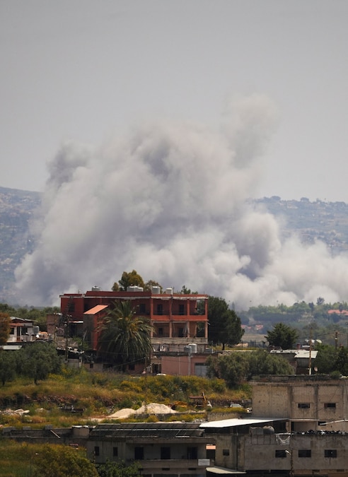Fumo si alza in seguito a un attacco israeliano a Nabatieh, in Libano (REUTERS)