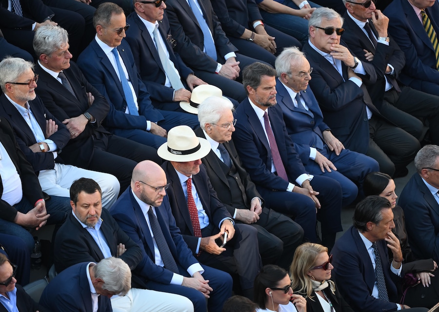 Il presidente italiano Sergio Mattarella assiste alla finale del singolare maschile tra l'italiano Jannik Sinner e il norvegese Casper Ruud durante il torneo di tennis Open d'Italia a Roma (ANSA/ALESSANDRO DI MEO)