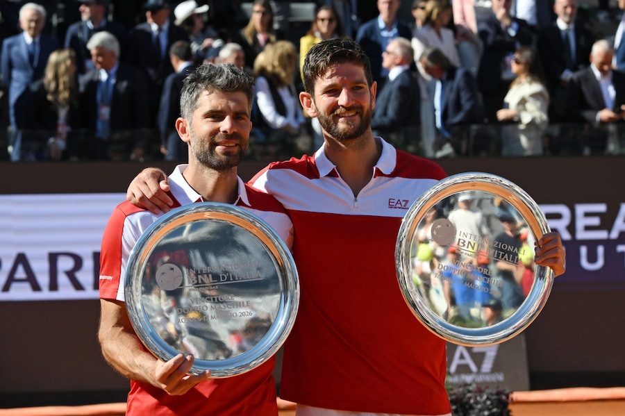 Simone Bolelli (a sinistra) e Andrea Vavassori (a destra) festeggiano dopo aver vinto la finale di doppio maschile contro lo spagnolo Marcel Granollers e l'argentino Horacio Zeballos (non presenti nella foto) (ANSA/ALESSANDRO DI MEO)