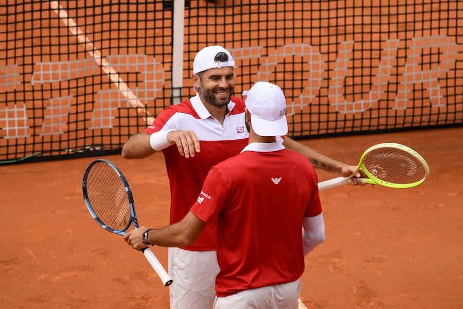 Simone Bolelli (a sinistra) e Andrea Vavassori (a destra) festeggiano dopo aver vinto la semifinale di doppio maschile contro il britannico Neal Skupski e l'americano Christian Harrison (non presente nella foto) (ANSA/ALESSANDRO DI MEO)