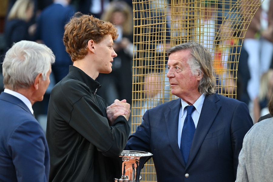 Jannik Sinner stringe la mano a Adriano Panatta (Italy Photo Press)