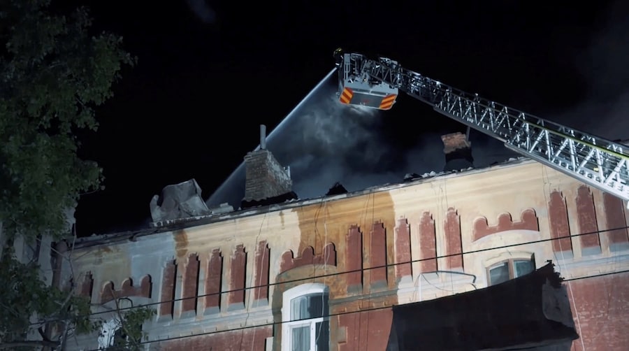 I vigili del fuoco intervengono sul luogo di un attacco sferrato da un drone russo, nell'ambito dell'offensiva russa contro l'Ucraina, nella regione di Odessa, Ucraina, 18 maggio 2026. (Consiglio comunale di Odessa via Telegram/Foto fornita via REUTERS)