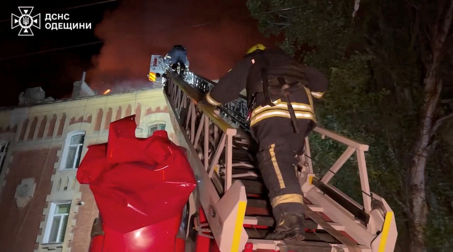 I vigili del fuoco intervengono sul luogo di un attacco con droni russi, nel contesto dell'offensiva russa contro l'Ucraina, nella regione di Odessa, Ucraina, 18 maggio 2026. (Servizio statale di emergenza dell’Ucraina nella regione di Odessa/Foto fornita tramite REUTERS)