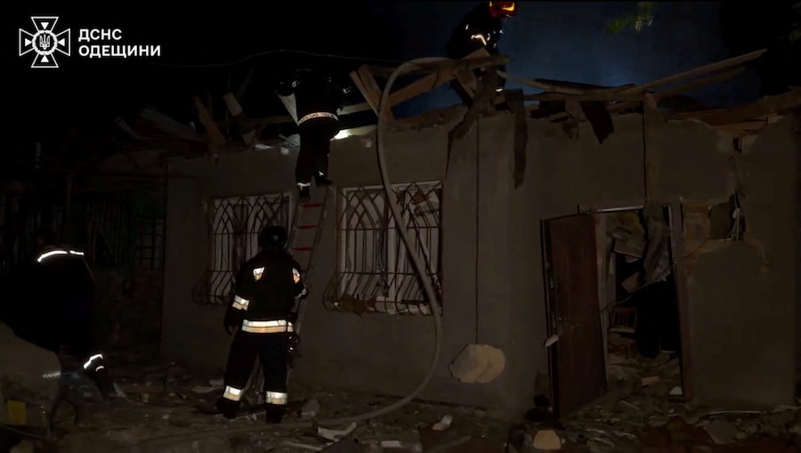 I vigili del fuoco intervengono sul luogo di un attacco sferrato da un drone russo, nel contesto dell'offensiva russa contro l'Ucraina, in una località indicata come Odessa, Ucraina, 18 maggio 2026. (Servizio statale di emergenza dell’Ucraina nella regione di Odessa/Materiale fornito tramite REUTERS)