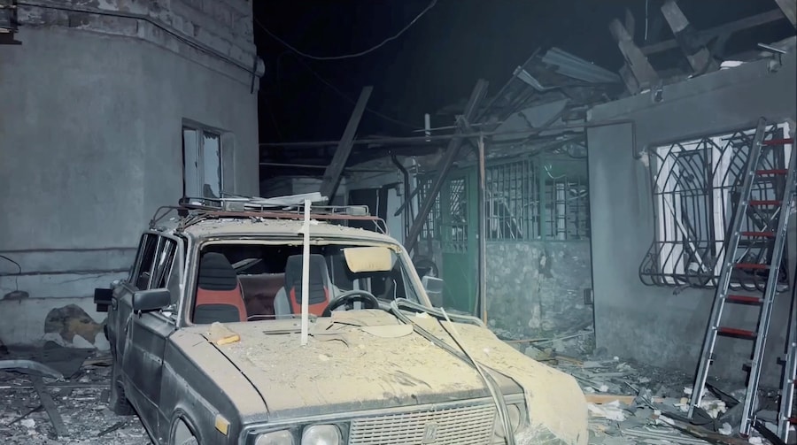 Un'auto distrutta ed edifici danneggiati sul luogo di un attacco con droni russi, nel contesto dell'offensiva russa contro l'Ucraina, in una località indicata come Odessa, Ucraina, 18 maggio 2026. (Consiglio comunale di Odessa via Telegram/Materiale fornito via REUTERS)
