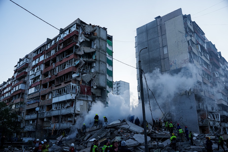 I soccorritori rimuovono le macerie di una casa gravemente danneggiata in seguito a un attacco russo contro un quartiere residenziale di Kiev. (AP Photo/Evgeniy Maloletka/APN)