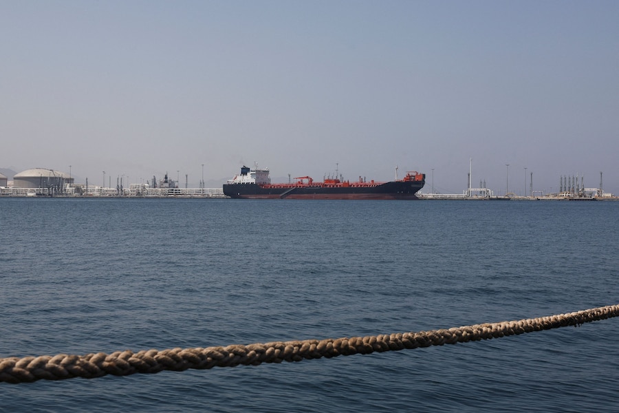 La petroliera/chimichiera "Bald Man" nel porto di Fujairah, mentre il conflitto tra Stati Uniti, Israele e Iran limita il traffico marittimo nello Stretto di Hormuz, a Fujairah, negli Emirati Arabi Uniti. REUTERS/Amr Alfiky (REUTERS)