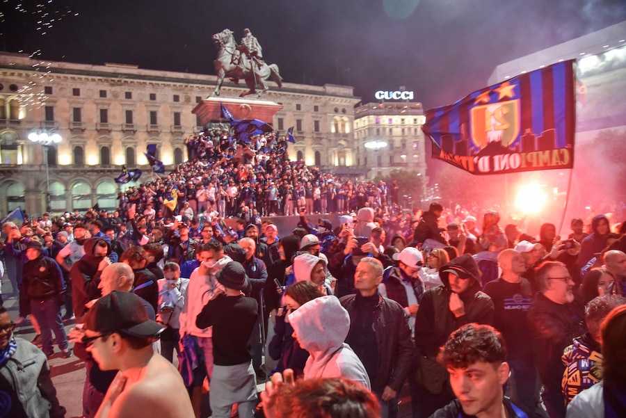 L’arrivo della squadra dell’Inter in piazza Duomo, Milano 17 maggio 2026 ANSA/MATTEO CORNER (ANSA)