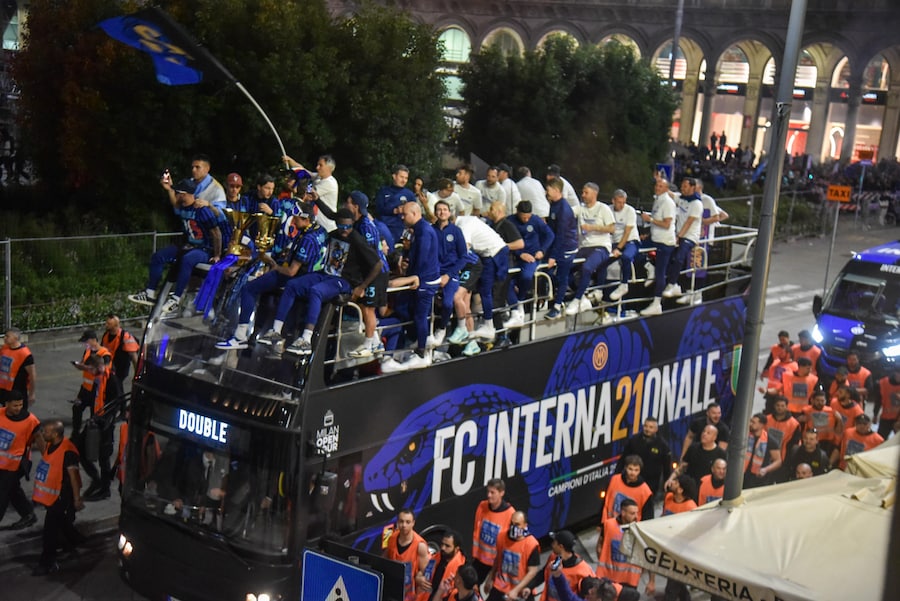 L’arrivo della squadra dell’Inter in piazza Duomo, Milano 17 maggio 2026 ANSA/MATTEO CORNER (ANSA)