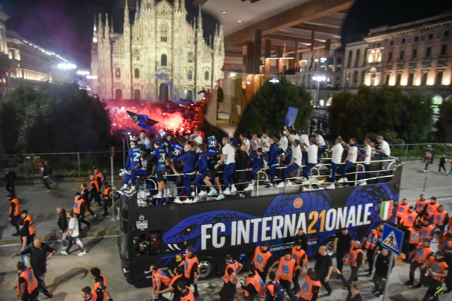 L’arrivo della squadra dell’Inter in piazza Duomo, Milano 17 maggio 2026 ANSA/MATTEO CORNER (ANSA)