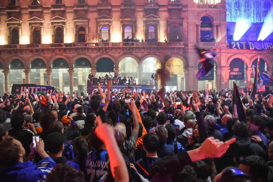 L’arrivo della squadra dell’Inter in piazza Duomo, Milano 17 maggio 2026 ANSA/MATTEO CORNER (ANSA)
