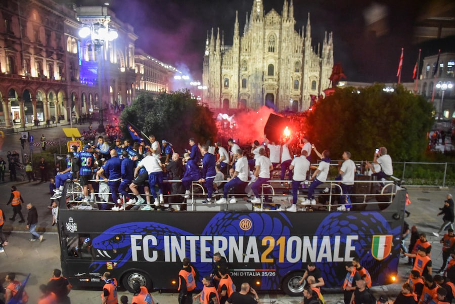 L’arrivo della squadra dell’Inter in piazza Duomo, Milano 17 maggio 2026 ANSA/MATTEO CORNER (ANSA)